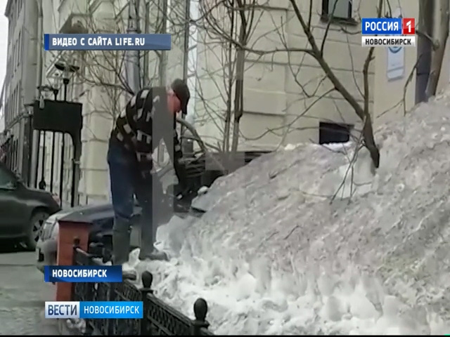 Коммунальщики пилят снег бензопилой в центре Новосибирска