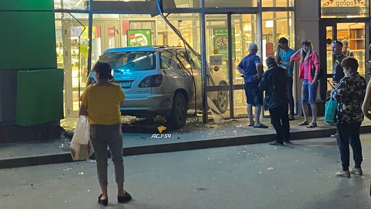 В Новосибирске пожилой водитель на Lexus влетел в витрину супермаркета