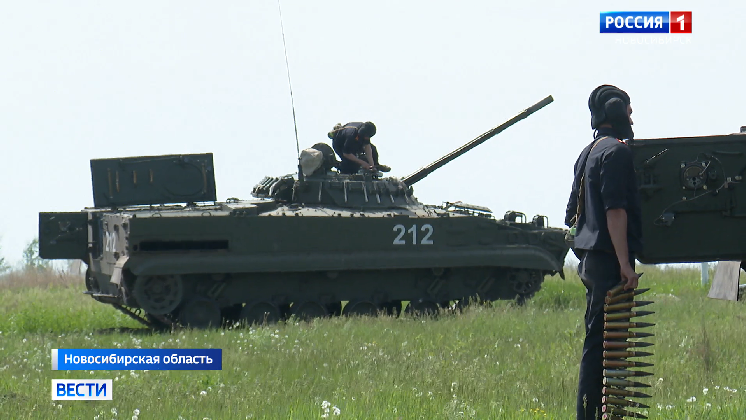 Под Новосибирском курсанты военного училища провели стрельбы из БМП-3
