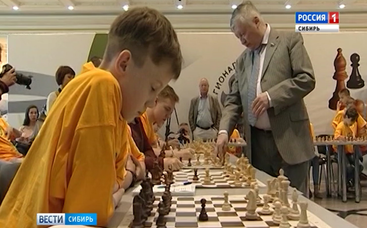 Гроссмейстер Анатолий Карпов принял участие в красноярском шахматном турнире