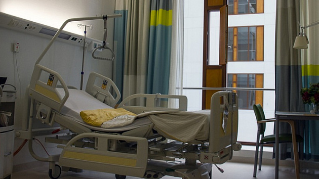 В новосибирской больнице скончался один из мужчин, провалившихся в кипяток в лицее №12