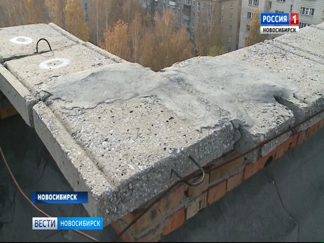 Жители дома на улице Чкалова пожаловались на опасные плиты на крыше  
