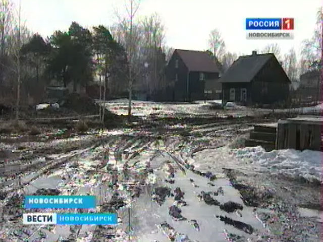 В Заельцовском районе ученики добираются в школу по грязевым ухабам
