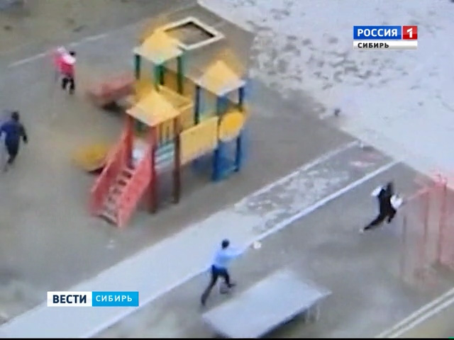 В Красноярске вооруженные люди устроили перестрелку на детской площадке