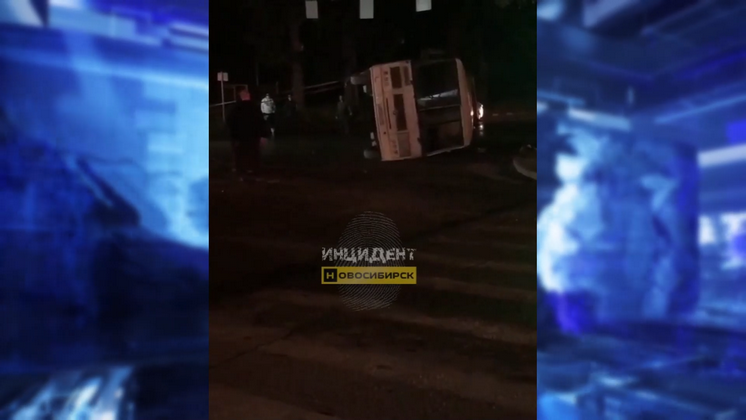 В Новосибирске автобус ПАЗ получил удар сзади и упал на два легковых автомобиля