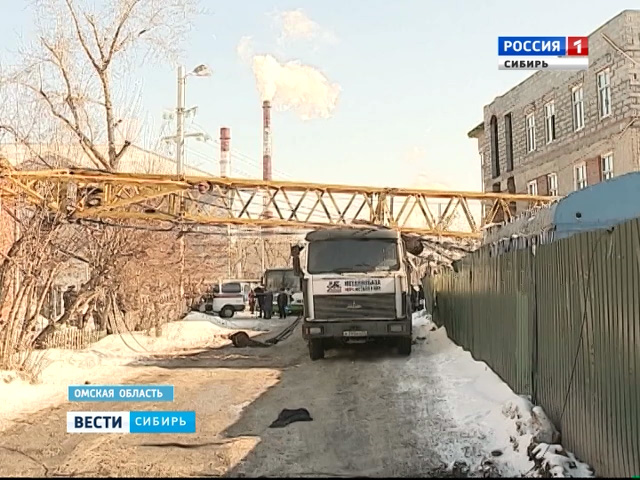 В Омске подъемный кран упал на жилой дом, есть пострадавшие