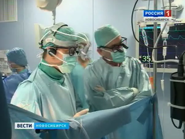 В клинике Мешалкина провели первую в Сибири имплантацию бесшовного сердечного клапана