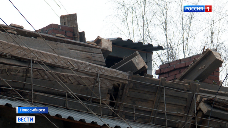 В жилом доме в Новосибирске обрушился пототолок