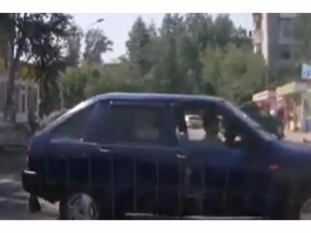 Автомобиль без водителя с ребенком в салоне выкатился на дорогу в Новосибирске