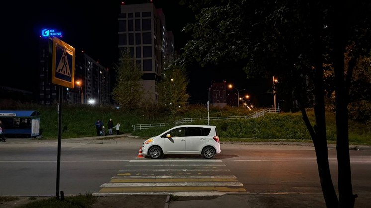 В Новосибирске автомобиль сбил 17-летнюю девушку на пешеходном переходе 
