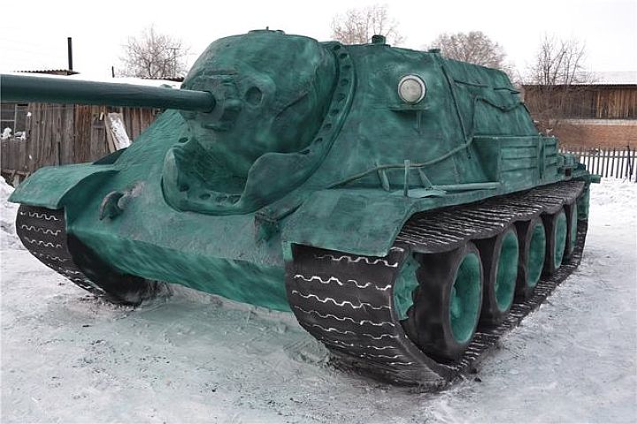 Новосибирский студент построил танк СУ-122-54 из снега
