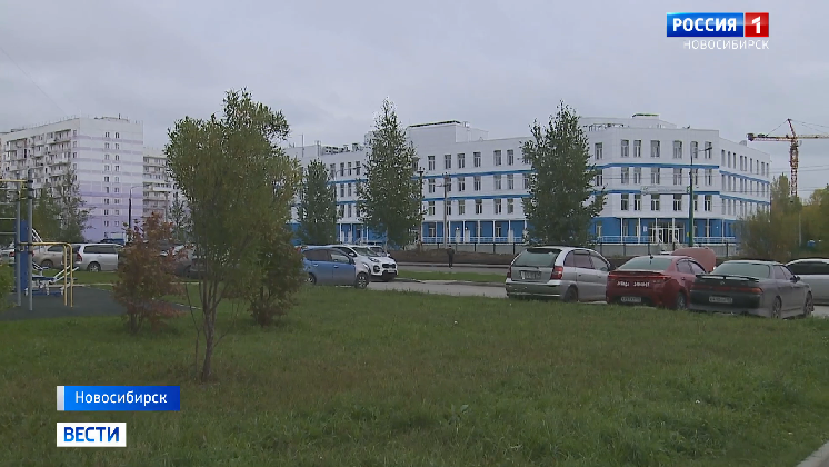 Мэр Новосибирска оценил благоустройство территории новой поликлиники