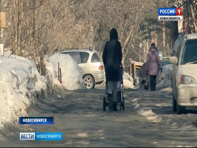 Улица в Заельцовском районе Новосибирска превратилась в каток с препятствиями