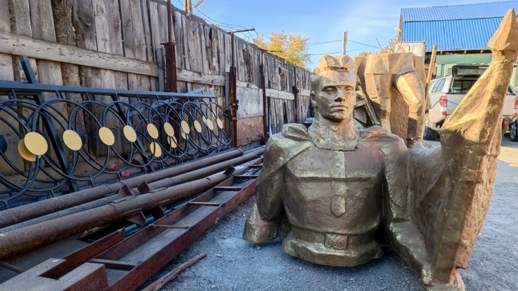 Глава СКР потребовал доклад о повреждении памятника Солдату-освободителю под Новосибирском