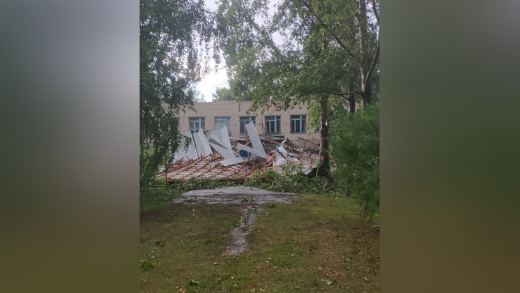 В посёлке Троицкий Новосибирской области ураганный ветер сорвал крышу школы 