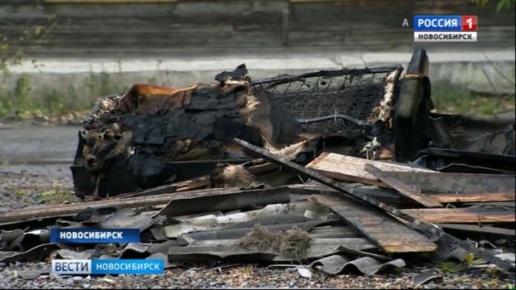 В Новосибирске пожарные вынесли газовый баллон из горящего дома