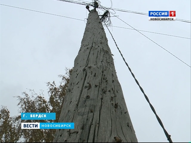Жители Бердска опасаются падения деревянного столба на людей 