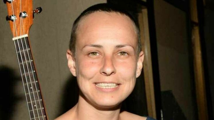 Рок-певица Юлия Чичерина подарит свою гитару новосибирскому снайперу 
