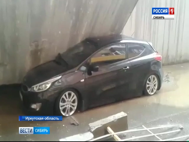 Бетонная плита придавила автомобили в Иркутске