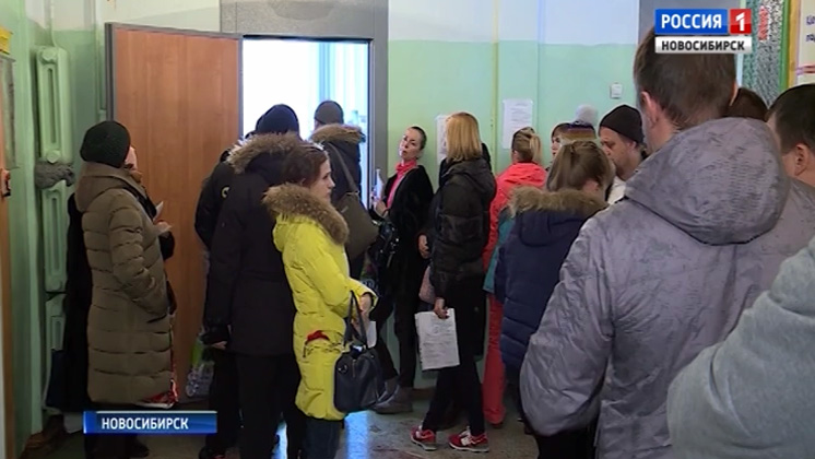 Жители активно растущих микрорайонов Новосибирска выстроились в очереди, чтобы записать детей в первый класс