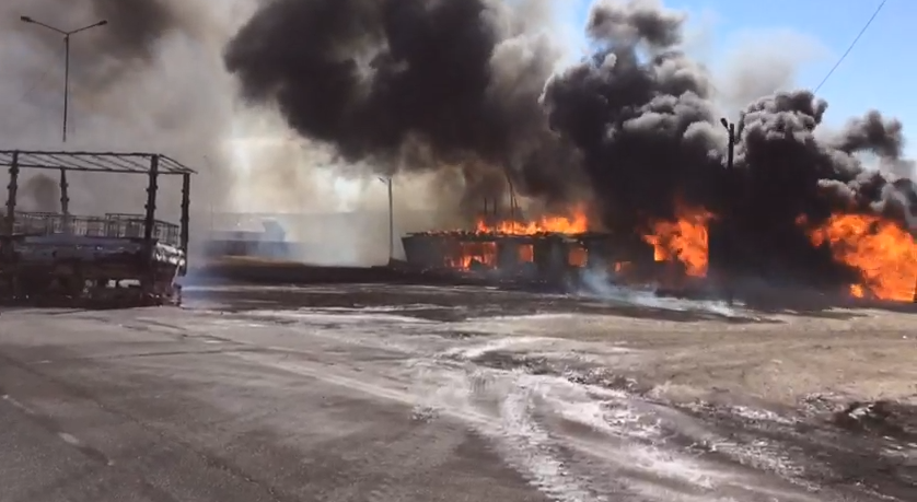Огонь с горящей фуры перекинулся на кафе на трассе под Новосибирском