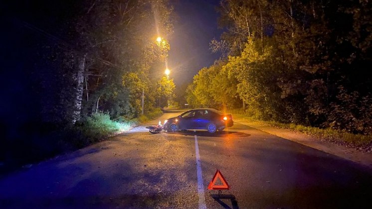 В Новосибирске двое детей на питбайке врезались в машину и угодили в больницу