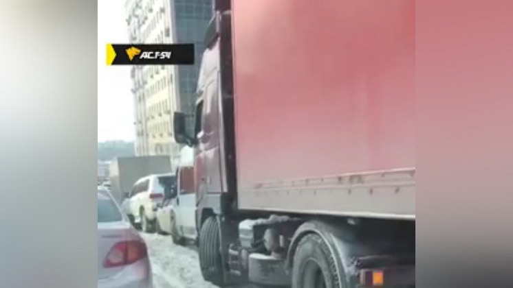 «Паровозик» из семи машин образовался на улице Добролюбова в Новосибирске