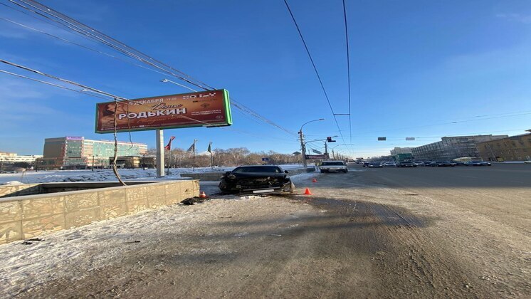 Водитель попал в больницу после удара автомобиля о забор подземного перехода в Новосибирске