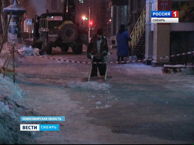 В Новосибирске на человека упала глыба льда