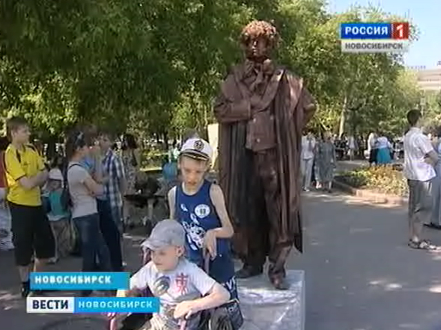 В Первомайском сквере новосибирцы отмечают день рождения Александра Пушкина