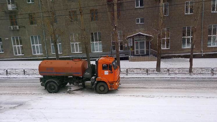 Новосибирские власти раскритиковали дорожников за укладку асфальта в снегопад