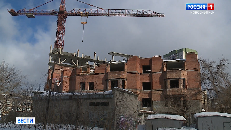 Подростки нашли опасное увлечение в заброшенном здании в центре Новосибирска