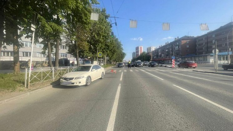 В Новосибирске машина сбила на пешеходном переходе подростка на электросамокате