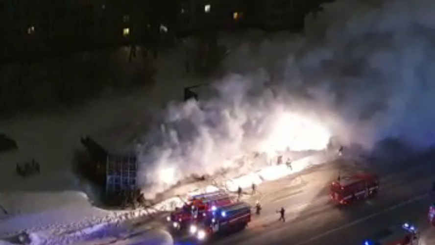 Горящий «Некрополь»: пожар в офисе новосибирского крематория попал на видео