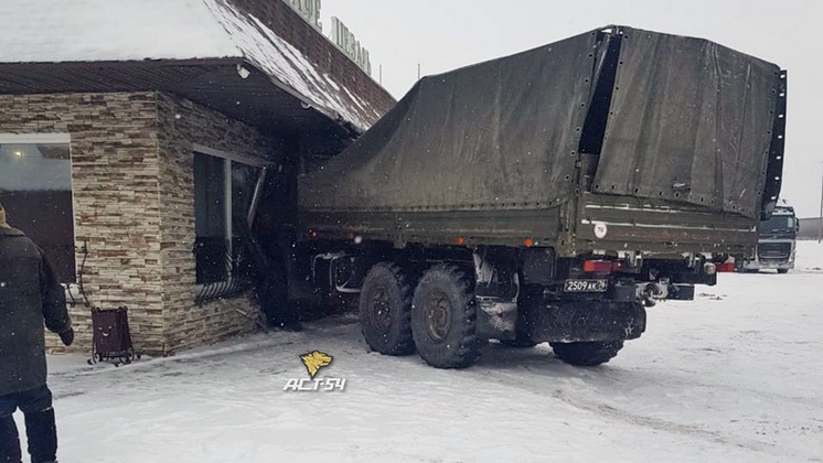 В Новосибирской области грузовик протаранил кафе 