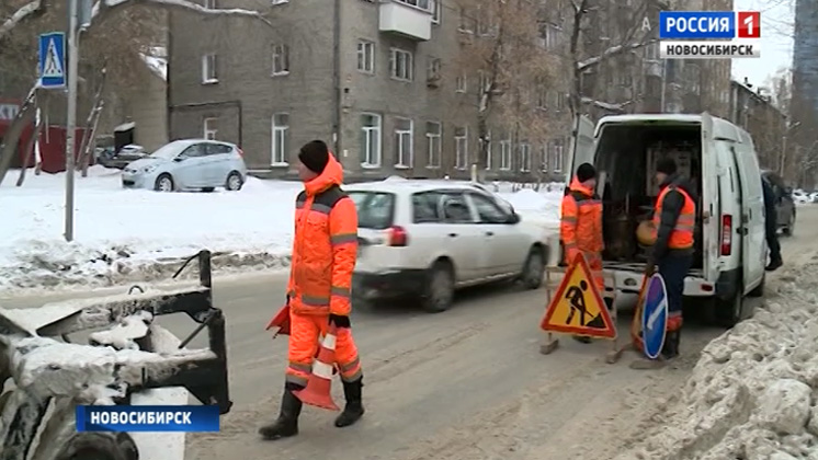 Дорожные службы восстанавливают разбитые участки на проезжей части в центре Новосибирска