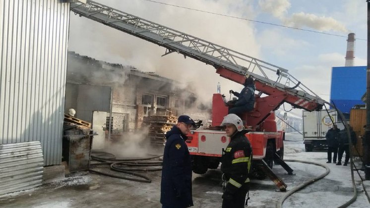 Крупный пожар вспыхнул на заводе в Бердске