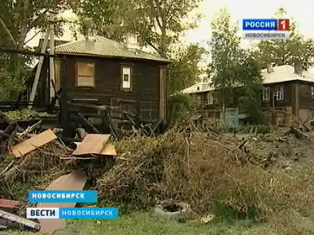 На улице Никитина в Новосибирске под окнами домов регулярно загорается стихийная свалка