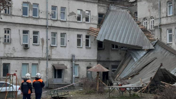 В Новосибирске сильный ветер сорвал крышу общежития