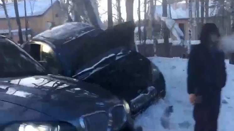 Автомобиль залетел на сугроб после аварии в Новосибирске
