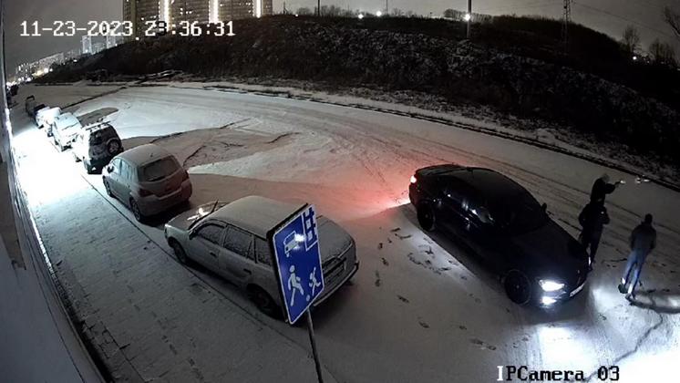 В Новосибирске трое мужчин открыли стрельбу на автомобильной парковке