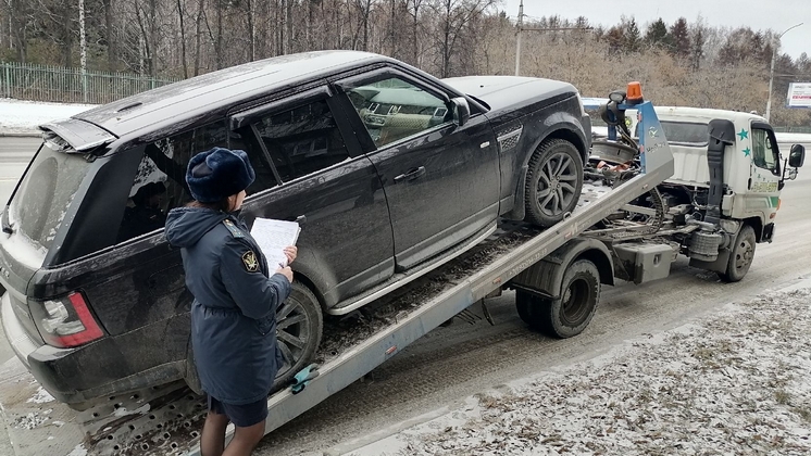 Две иномарки новосибирского бизнесмена арестовали за долг в 10 миллионов рублей