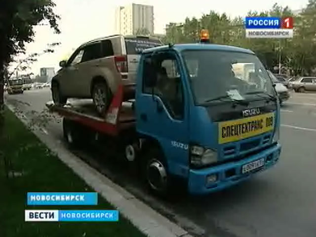 На улицы Новосибирска вывели дополнительные эвакуаторы