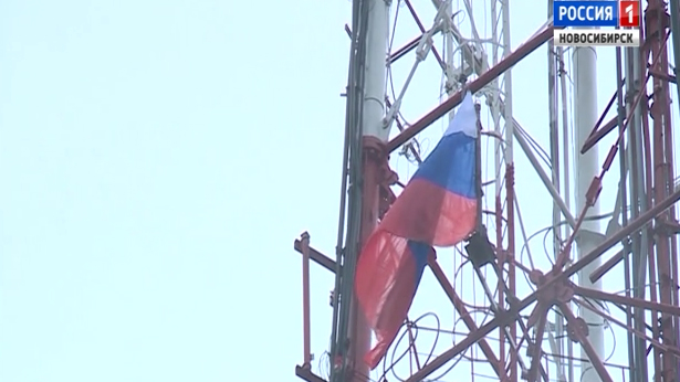 Выше всех в регионе подняли флаг на телевышке в Новосибирске