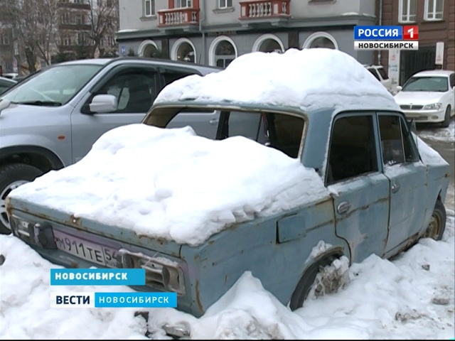 Припарковано навечно: с новосибирских улиц убирают забытый автохлам