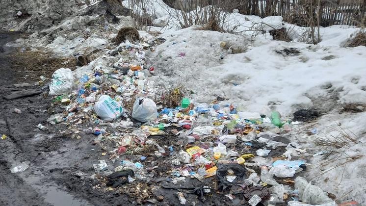 Новосибирцы жалуются на горы мусора у домов