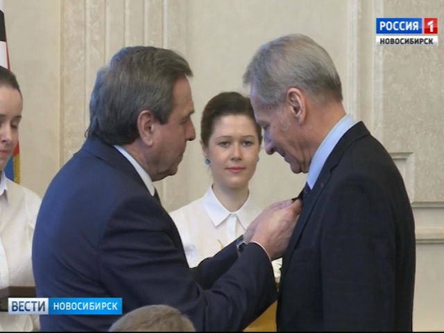 Губернатор вручил именитым новосибирцам юбилейные медали