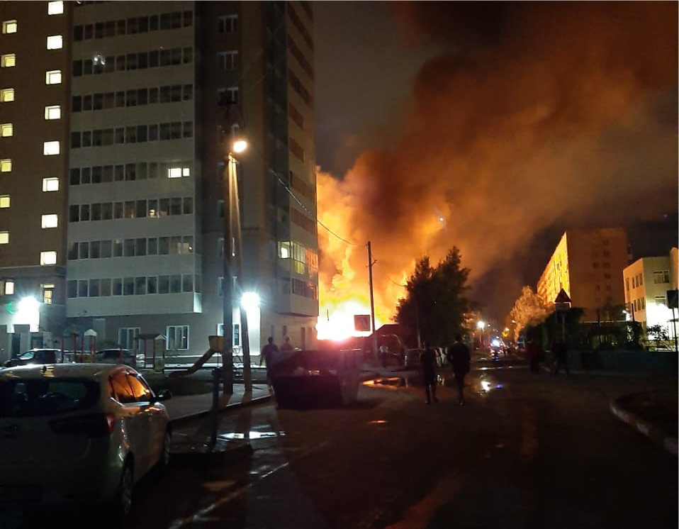 На какой улице горит дом. Пожар в Новосибирске сейчас в Октябрьском. Пожар в Октябрьском районе Новосибирска сейчас. Пожар в Новосибирске Октябрьский район. Сгорел дом в Новосибирске.