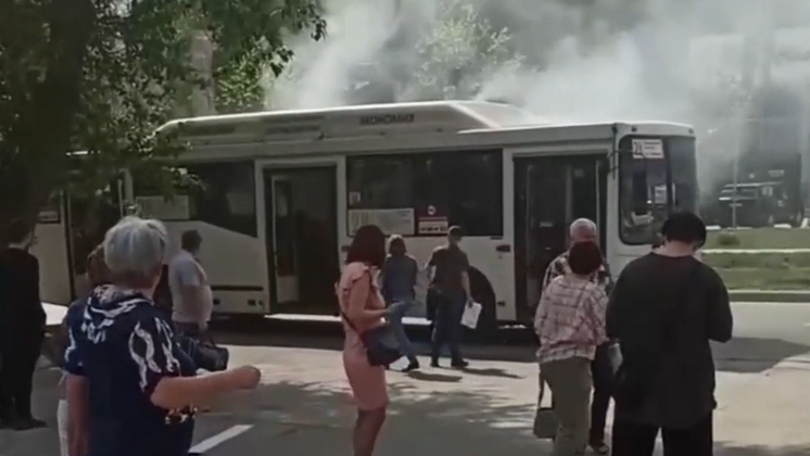  В Новосибирске задымился автобус с людьми в салоне
