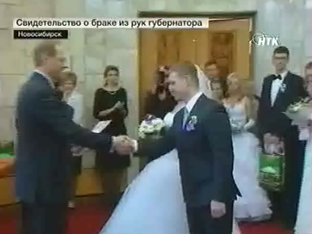 Василий Юрченко лично поздравил молодоженов во Дворце бракосочетания